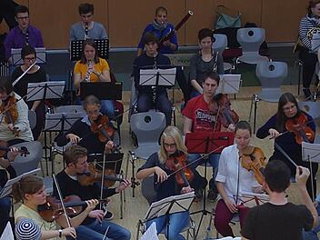 Die Vorbereitungen für das Konzert der Kronacher Klassik Akademie sind fast abgeschlossen. Am Sonntag wird musiziert. Foto: Heike Schülein