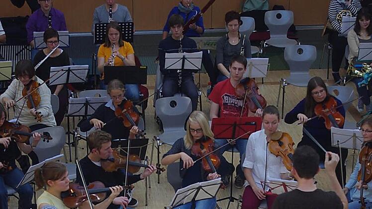 Die Vorbereitungen für das Konzert der Kronacher Klassik Akademie sind fast abgeschlossen. Am Sonntag wird musiziert. Foto: Heike Schülein