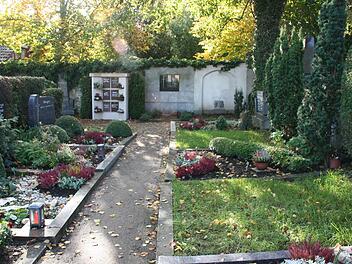 Die Rasenfläche auf dem Grab, die abgenommene Tafel an der Mauer zeigen: Viele Gräber auf dem Alten Friedhof stehen leer. Röllinger