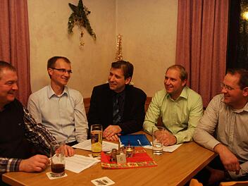 Kommunalpolitiker im Gespräch (v.l.): Stefan Lang, Jürgen Schleicher, Hermann Ulm, Ulrich Schürr und Matthias Tauber Foto: Galster
