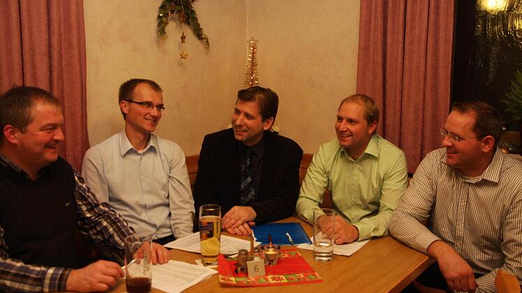Kommunalpolitiker im Gespräch (v.l.): Stefan Lang, Jürgen Schleicher, Hermann Ulm, Ulrich Schürr und Matthias Tauber Foto: Galster