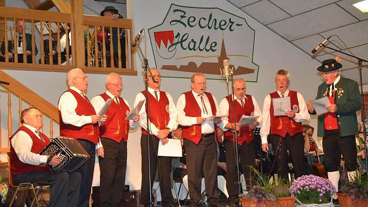 Die St. Georgssänger Marienroth unter Leitung von Gregor Lorsbach und Begleitung von Günter Fröba (Konzertina) Foto: Karl-Heinz Hofmann