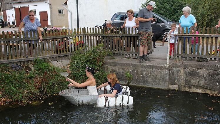Die Wendung am Wehr des Grabens schaffte das Team Fauenpower mit Sarah Küchler und Nicole Menzel problemlos. Foto: Michael Stelzner