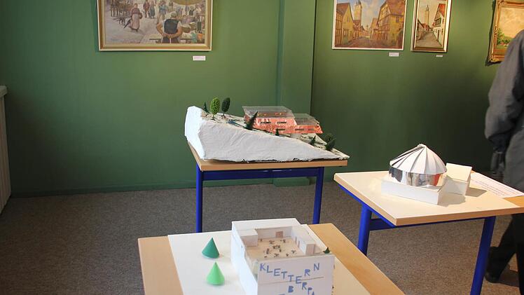 Geschichte und Vision nah beieinander: Futuristische Modelle eines Kletterparkes Ebern lieferte Gymnasiasten im Kunstunterricht.