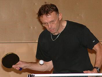 Der Stockheimer Werner Buckreus gewann in Regnitzlosau das Doppel mit Harald Wich und beide Einzel, so auch gegen Özcan Saritekin, der in der letzten Saison nur zwei Einzelniederlagen kassiert hat. Foto: Hans Franz