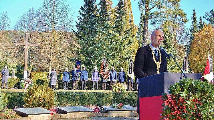 Oberbürgermeister Kay Blankenburg bei der Gedenkansprache zum Volkstrauertag. Foto: Sigismund von Dobschütz