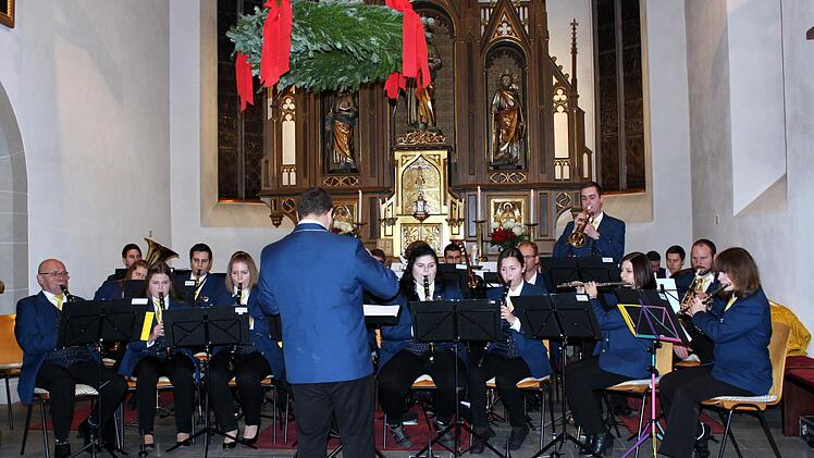 Der Musikverein Wallenfels spielte unter dem großen Adventskranz Foto: Franz Behrschmidt