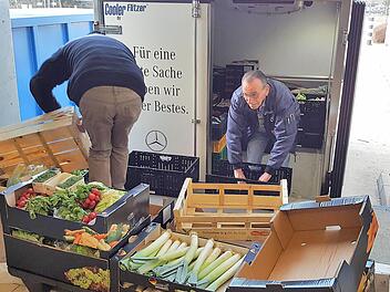 "Wir sind immer froh, wenn wir sofort einladen können", sagt Heinz Zimmer (rechts). "Manchmal allerdings hat ein Markt noch nichts bereitgestellt für uns, wenn wir kommen, oder ein Lieferfahrzeug steht an der Rampe und wir müssen warten. Sowas kann einen Tourenplan schon mal gewaltig durcheinanderbringen."  Foto: Sabine Christofzik