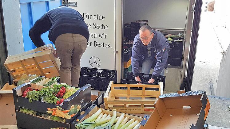 "Wir sind immer froh, wenn wir sofort einladen können", sagt Heinz Zimmer (rechts). "Manchmal allerdings hat ein Markt noch nichts bereitgestellt für uns, wenn wir kommen, oder ein Lieferfahrzeug steht an der Rampe und wir müssen warten. Sowas kann einen Tourenplan schon mal gewaltig durcheinanderbringen."  Foto: Sabine Christofzik