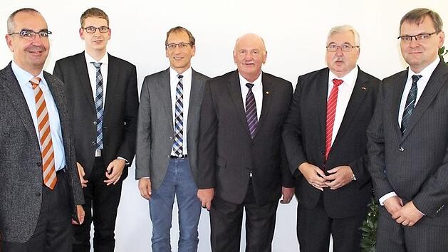 Von den Regens-Wagner-Stiftungen kamen Pfarrer Rainer Remmele, Klaus Hildensperger und Gerhard Reile zu Hans Vonbrunns verabschiedung (v. l.). Diözesan-Caritasdirektor Gerhard Öhlein und Vonbrunns Nachfolger Hartmut Springfeld gratulierten ebenfalls.  Foto: Roland Dietz