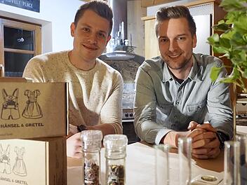 Wenn Nico Mennicke (28/links) und Bastian Graber (28) in ihrem neuen Büro kochen, dürfen die eigenen Gewürze nie fehlen.  Foto: Tina Meier