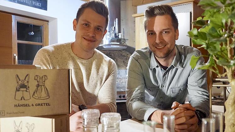 Wenn Nico Mennicke (28/links) und Bastian Graber (28) in ihrem neuen Büro kochen, dürfen die eigenen Gewürze nie fehlen.  Foto: Tina Meier