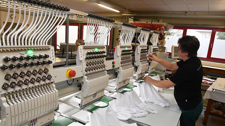 Die Firma setzt auf das Arbeiten mit  modernen, computergesteuerten Stickmaschinen Foto: Ronald Rinklef