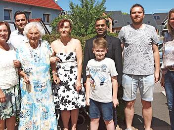 Gunda Müller (4. v. li.) freute sich über die Glückwünsche zum 90. Geburtstag von Enkelin Melanie, Tochter Annette, Enkel Daniel, Tochter Martina, Urenkel Julian, Pfarrer George Thottankara, Enkel Markus und 2. Bürgermeisterin Sabine Rießner (von links). Foto: Alfred Thieret