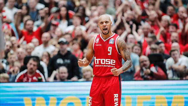 Im letzten Jahr jubelte Mo Stuckey nach dem Sieg im Er&ouml;ffnungsspiel im W&uuml;rzburger Trikot, am Samstagabend im Bamberger. Foto: D. L&ouml;b