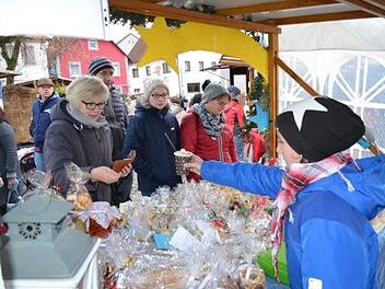 Leckeres zur Weihnachtszeit gab es an vielen Ständen, darunter auch wärmende Getränke.