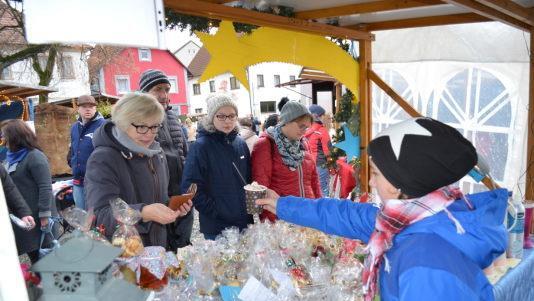 Leckeres zur Weihnachtszeit gab es an vielen Ständen, darunter auch wärmende Getränke.