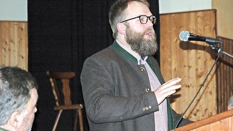 Der neue Forstamtsleiter Christoph Hübner (Mitte) rief bei aller Herausforderung im Bereich der Forstwirtschaft auf, "Ruhe zu bewahren" (links im Bild Vorsitzender Wolfgang Schultheiß). Foto: Meißinger