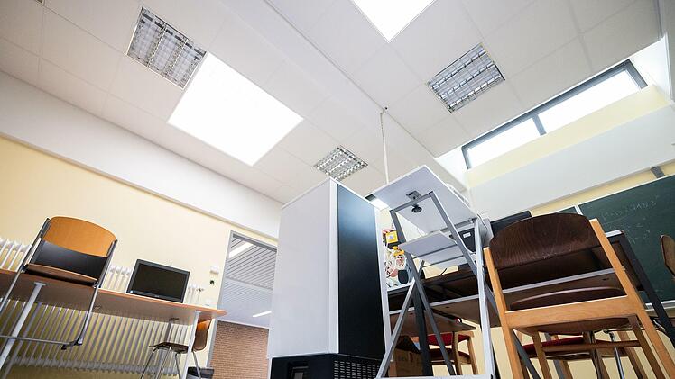 Ein Luftfilter der Firma Miele steht in einem Klassenraum der Integrierten Gesamtschule IGS Lehrte. Die Bundesregierung fördert mobile Luftfilter in Schulen. Dazu sollen den Ländern 200 Millionen Euro zur Verfügung gestellt werden.