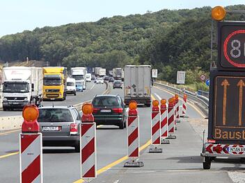 A73 im Kreis Lichtenfels: 100.000 Euro Sachschaden - Trucker baut teuren Unfall