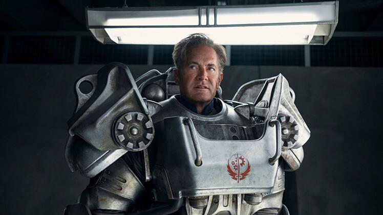 Lucys Vater Hank (Kyle MacLachlan) konnte am Ende der ersten Staffel in der mechanischen R&uuml;stung entkommen und floh nach New Vegas.