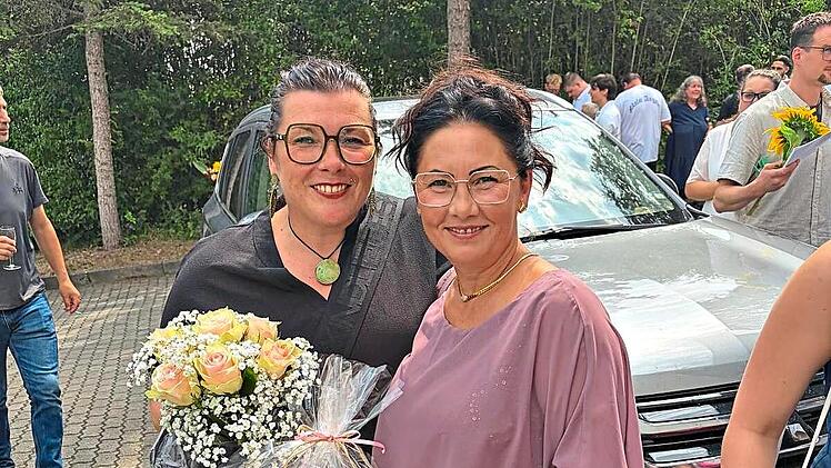 Freuen sich &uuml;ber die bestandenen Pr&uuml;fungen: Simone Hein Praxisanleiterin (links) und Violetta Stancov. Lisa B&ouml;hme