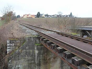 Die Brückenbauwerke sind ein neuralgischer Punkt der Bahnlinie Strullendorf - Schlüsselfeld. Mit den Ausbesserungsarbeiten des vergangenen Jahres ist man bei der Regierung von Mittelfranken noch nicht zufrieden. Fotos: Michael Gründel