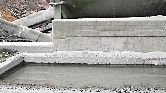 Das Auffangbecken ist rund 1,50 Meter tief und befindet sich hinter den Silos. Es wird regelmäßig von der Steinstaubschlacke befreit.