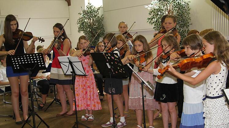 Auch die jungen Streicher trauen sich auf die Bühne.
