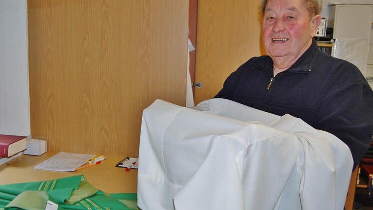 Bevor der Pfarrer kommt, legt Ernst Zwirlein ihm in der Sakristei die Messgewänder bereit. Foto: Dobschütz