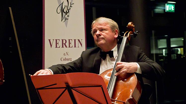 Rainer Bartke am CelloFoto: Jochen Berger