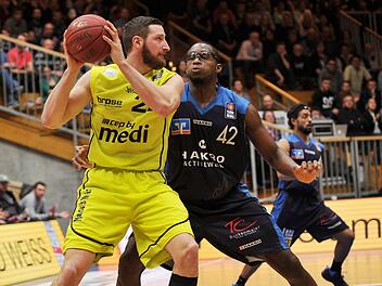 Phillipp Heyden (links/hier im Spiel gegen Crailsheim) konnte den verletzten Center McCrea nicht ersetzen. Foto: Eibner