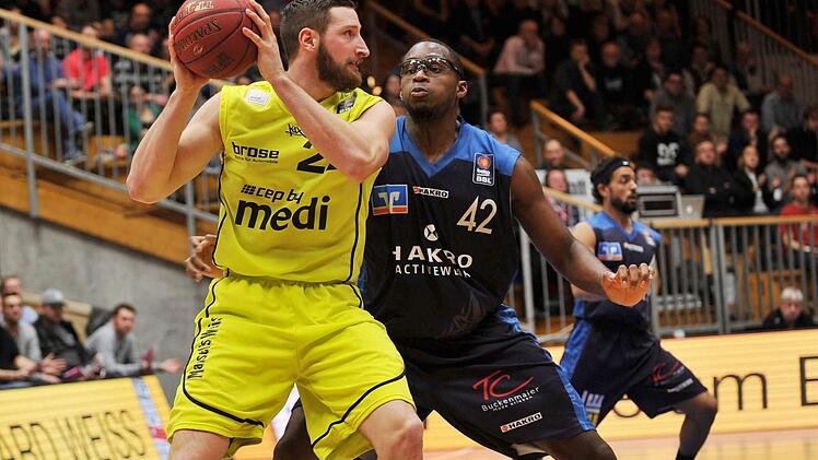 Phillipp Heyden (links/hier im Spiel gegen Crailsheim) konnte den verletzten Center McCrea nicht ersetzen. Foto: Eibner
