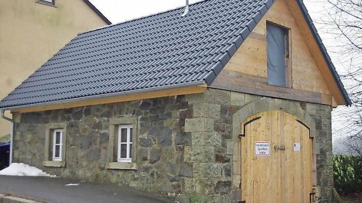 Das alte Feuerwehrhaus in Hesselbach ist wieder ein Schmuckstück. Zu verdanken ist dies der Freiwilligen Feuerwehr Hesselbach, die das Gebäude in bislang 260 freiwilligen geleisteten Stunden wieder auf Vordermann brachte.  Foto: Heike Schülein