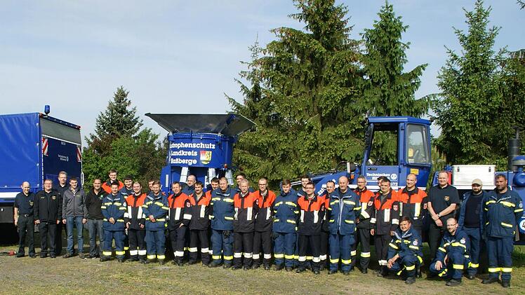 Die Helfer des THW und die Feuerwehrleute aus Oberschwappach und Ziegelanger nahmen die neue Sandsack-Füllmaschine für den Landkreis Haßberge in Empfang und ließen sich einweisen.