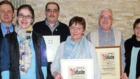 In der Hauptversammlung des Gesangvereins Elsa fanden Ehrungen statt. Das Bild zeigt (von links) B&uuml;rgermeister Tobias Ehrlicher, Miriam W&ouml;lfert, Thomas Hopf, Angela W&ouml;lfert, Reinhard Endert und Tamara Cimander. Foto: Karin G&uuml;nther