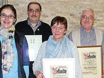 In der Hauptversammlung des Gesangvereins Elsa fanden Ehrungen statt. Das Bild zeigt (von links) Bürgermeister Tobias Ehrlicher, Miriam Wölfert, Thomas Hopf, Angela Wölfert, Reinhard Endert und Tamara Cimander. Foto: Karin Günther