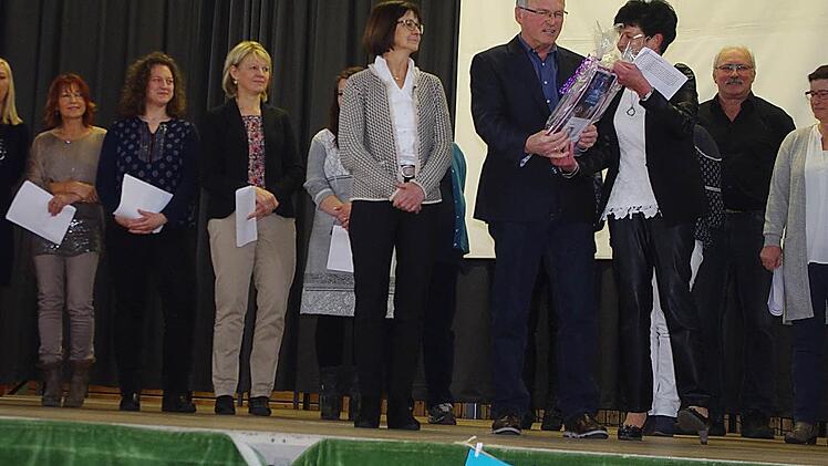 Ab Dritte von rechts: Rektorin Annegret Hümmrich bedachte Reinhard Engelhardt und seine Ehefrau Inge mit schönen Geschenken, unter anderem auch eine Musical-Fahrt nach Bochum.  Foto: Heike Schülein