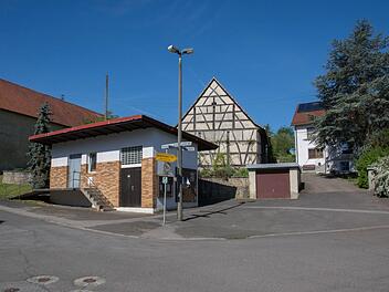 Im Bereich um das Wiegehäuschen in Buch (im Bild), das allerdings abgerissen wird, soll im Zuge der Dorferneuerung der neue Dorfplatz entstehen. Dabei wird auch der Straßenbereich verkleinert. Fotos: Ulrike Langer