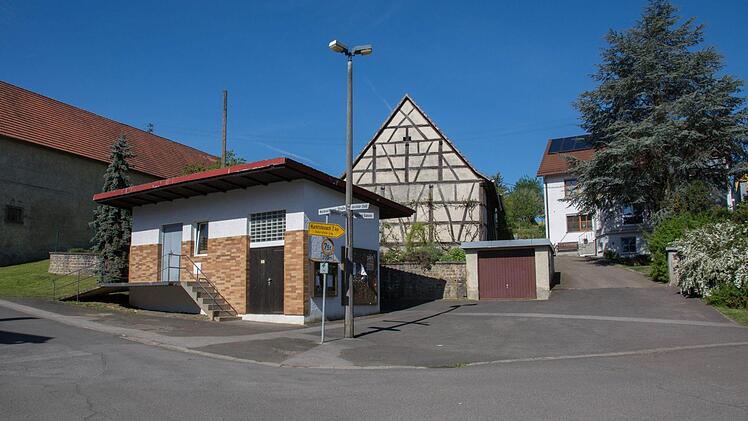 Im Bereich um das Wiegehäuschen in Buch (im Bild), das allerdings abgerissen wird, soll im Zuge der Dorferneuerung der neue Dorfplatz entstehen. Dabei wird auch der Straßenbereich verkleinert. Fotos: Ulrike Langer