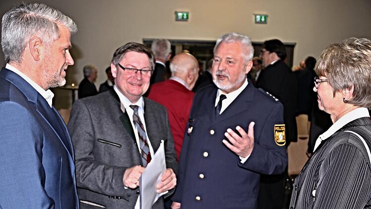 Im Gespräch, von links:  Stimmkreisabgeordneter MdL Steffen Vogel, Staatssekretär Gerhard Eck und der Eberner Polizeichef Siegbert Weinkauf