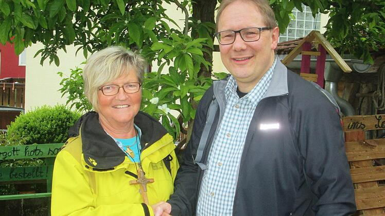 Stadtpfarrer Thomas Eschenbacher dankte Vorbeterin Margit Schneider für 25 Jahre Treue.