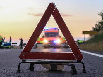 Gescheitertes Überholmanöver auf der B286 endet mit eingeklemmter und schwerverletzter Person. Symbolfoto: News5/Merzbach