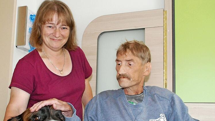 Therapiehund Lucie gibt Kraft und Energie. Dagmar und Reinhold von Berg sind dankbar für die Zeit, die ihnen zusammen bleibt. Fotos: Christiane Lehmann
