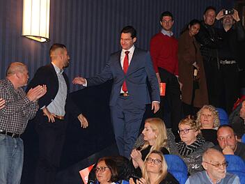 Dominik Sauerteig nimmt auf dem Weg zur Bühne bereits erste Glückwünsche entgegen.Foto: Oliver Schmidt