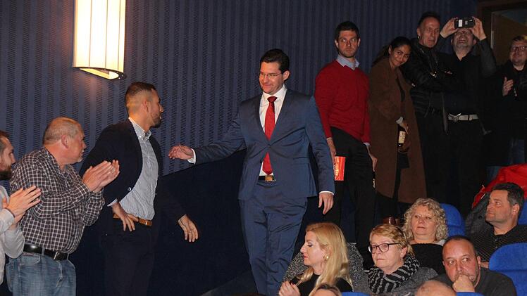 Dominik Sauerteig nimmt auf dem Weg zur Bühne bereits erste Glückwünsche entgegen.Foto: Oliver Schmidt