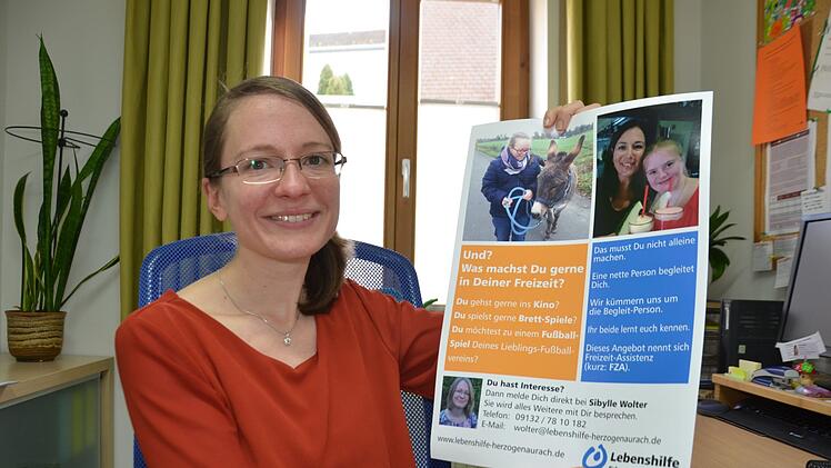 Sibylle Wolter wirbt mit einem Plakat für die Freizeit-Assistenz.  Foto: bp