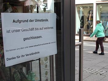 An vielen Schaufenstern in der  Innenstadt wird auf die vorübergehende Schließung aufgrund der Corona-Pandemie hingewiesen. Benedikt Borst
