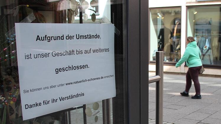 An vielen Schaufenstern in der  Innenstadt wird auf die vorübergehende Schließung aufgrund der Corona-Pandemie hingewiesen. Benedikt Borst