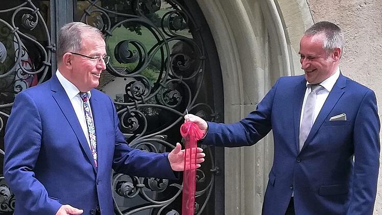 Projektleiter und Architekt Klaus-Jürgen Edelhäuser (rechts) übergibt den Hausschlüssel an Bezirkstagspräsident Erwin Dotzel. Foto: Sigismund von Dobschütz